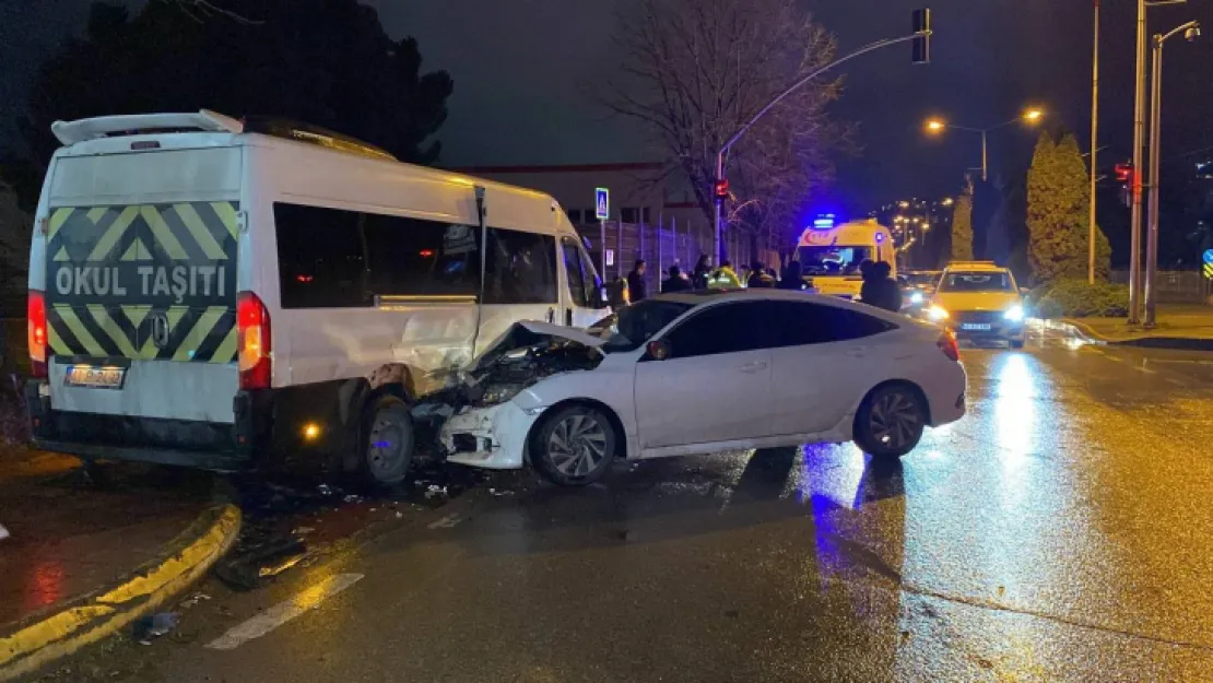İzmit'te servis minibüsü otomobille çarpıştı: 4 yaralı