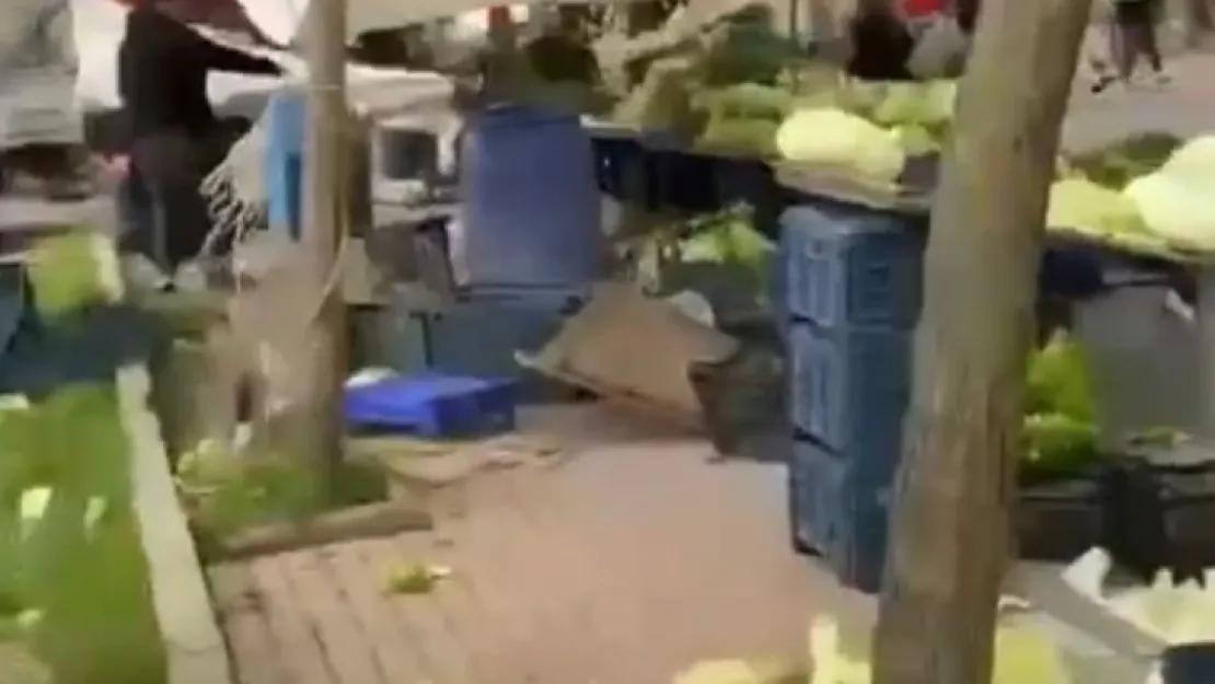 Kocaeli'de şiddetli lodos pazar yerini dağıttı