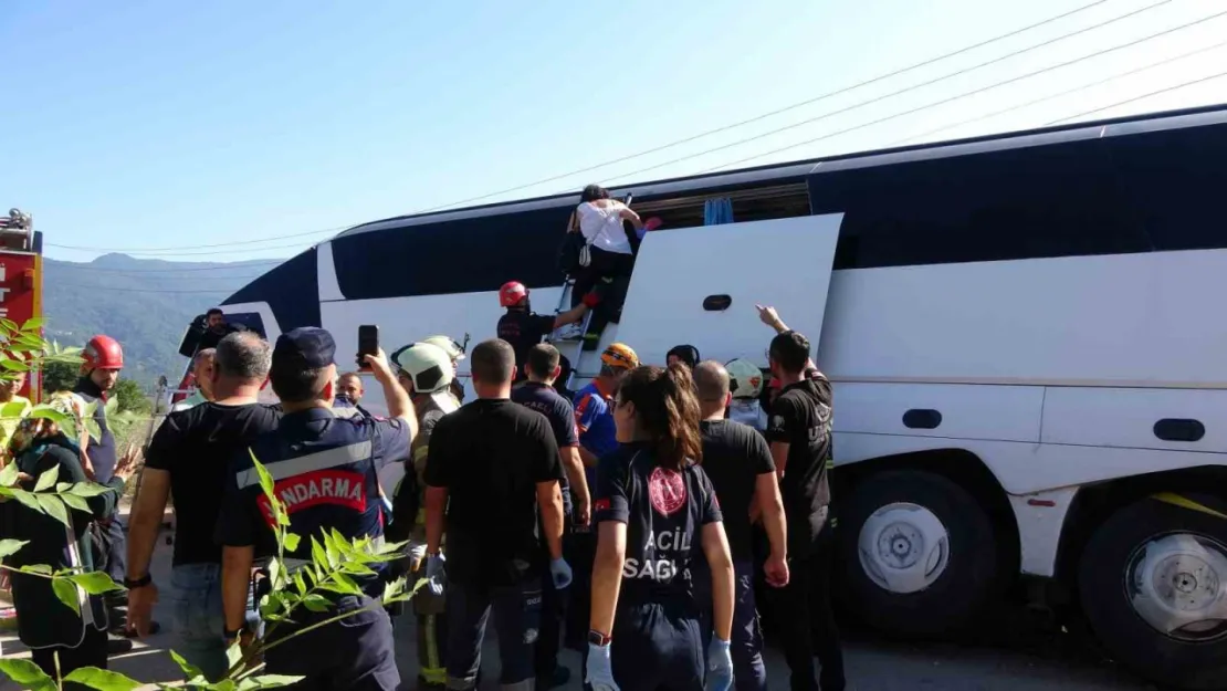 Kortepe'de tur otobüsü yan yattı: 43 kişi bir saatte kurtarıldı