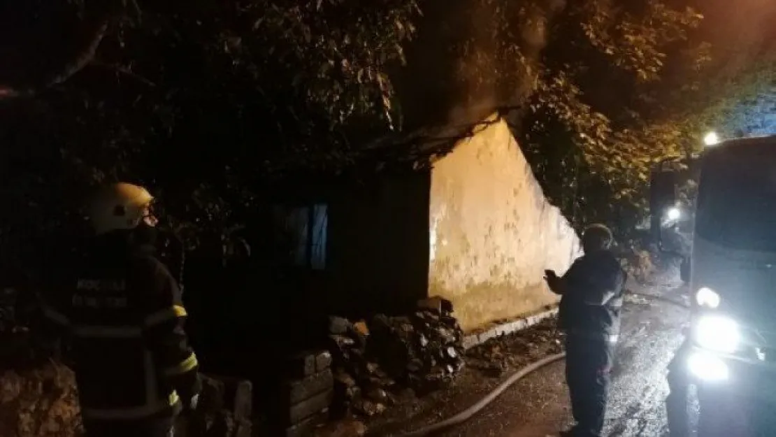 Kocaeli'deki gecekondu alev alev yandı!