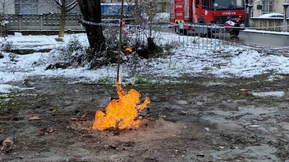 Kocaeli'deki metan gazı kar yağışına rağmen 4 gündür yanıyor