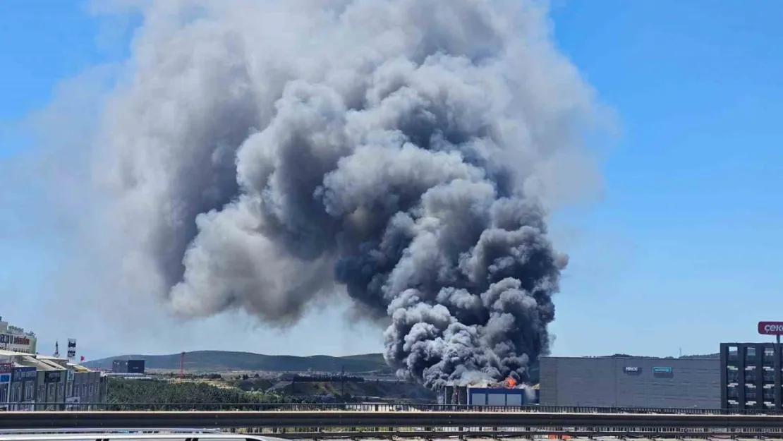 Gebze'de fabrika alev alev yanıyor
