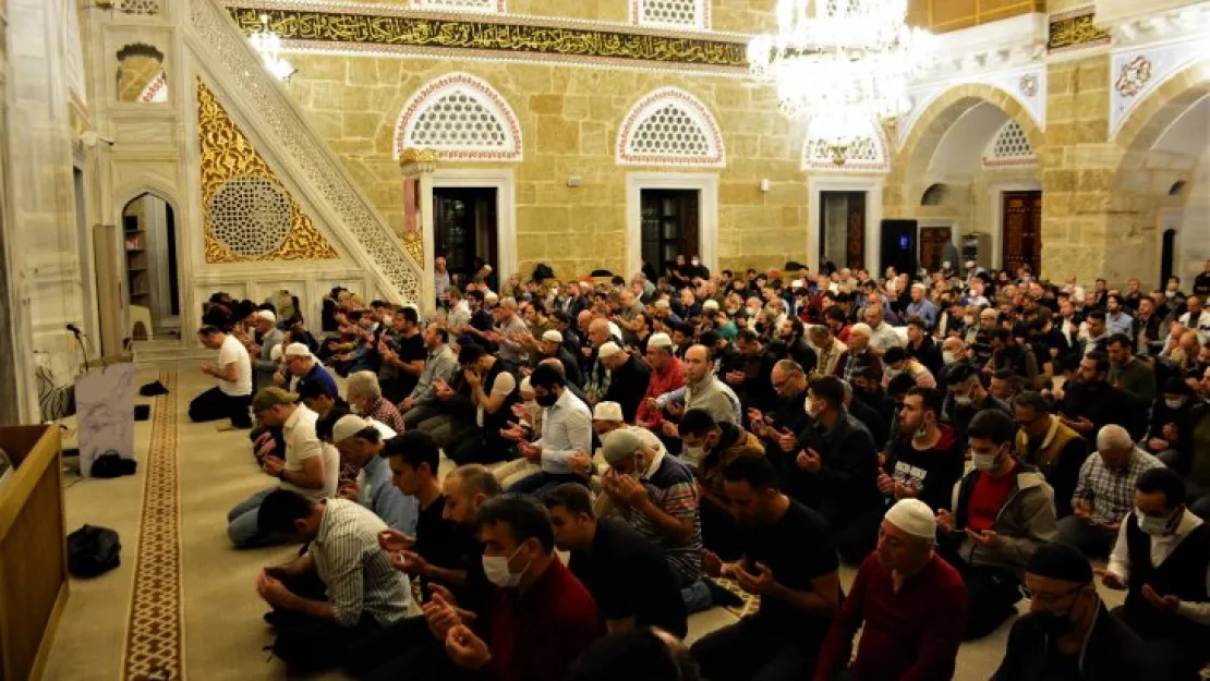 Kocaeli Kadir Gecesi'nde camilere akın etti