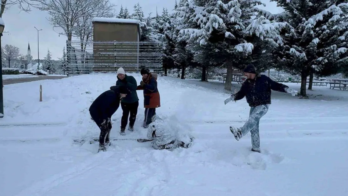 Kocaeli kar ile şenlendi: Kar altında halay çektiler