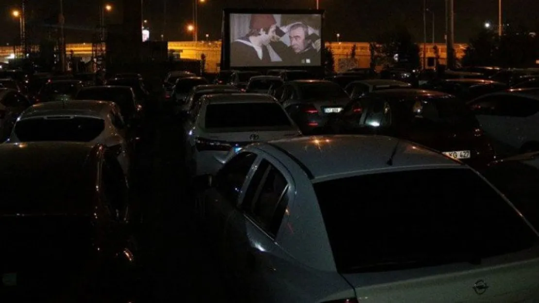 Kocaeli Kitap Fuarı'nda açık havada sinema keyfi