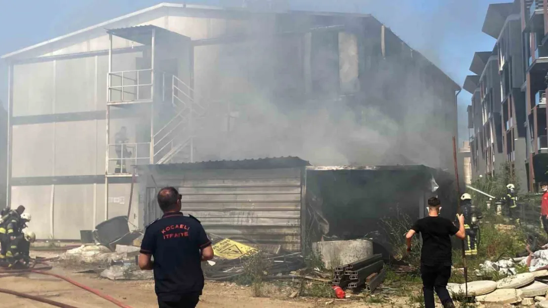 Kocaeli'nde şantiye deposunda yangın
