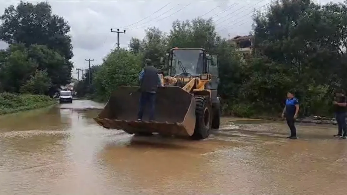 Kandıra'da yollar ve caddeler göle döndü