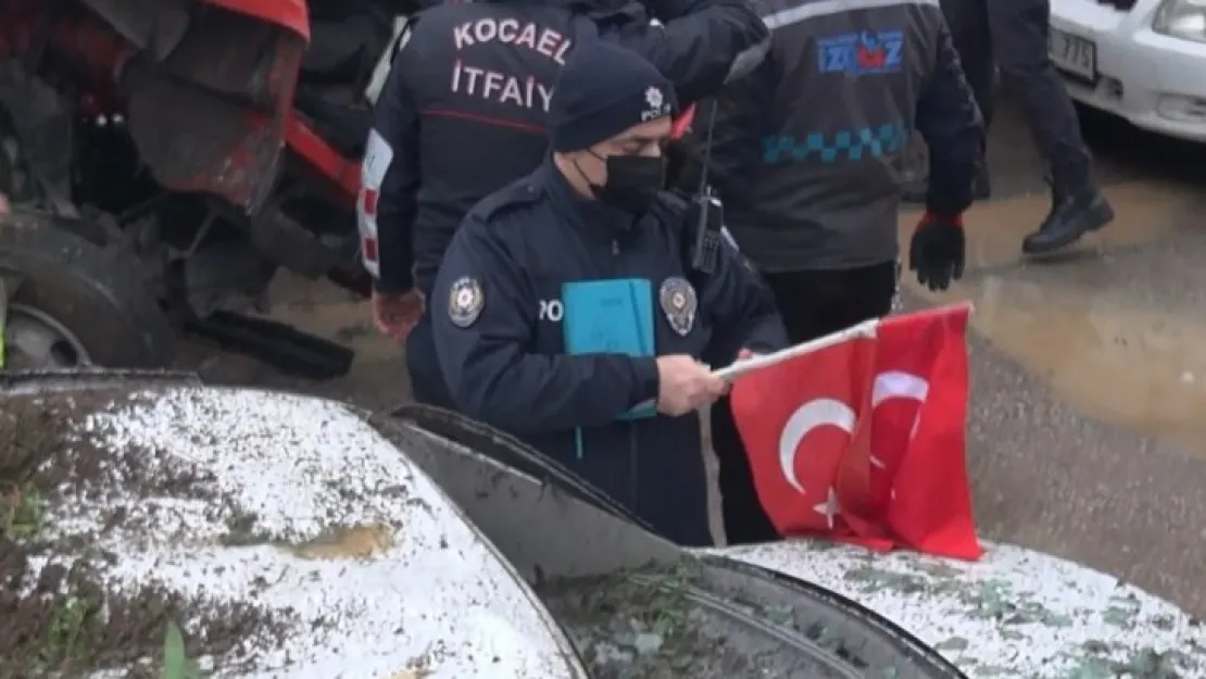 Kocaeli polisinin Türk bayrağı hassasiyeti