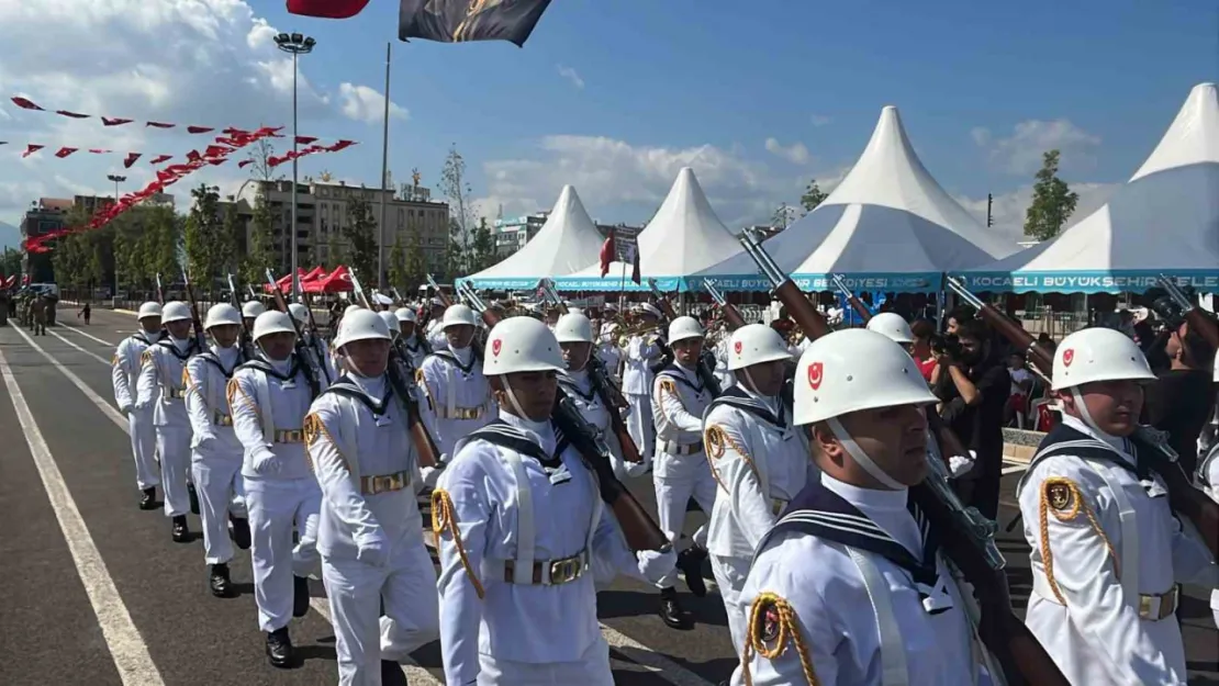 Kocaeli, Sakarya ve Düzce'de geçit törenleri göğüs kabarttı