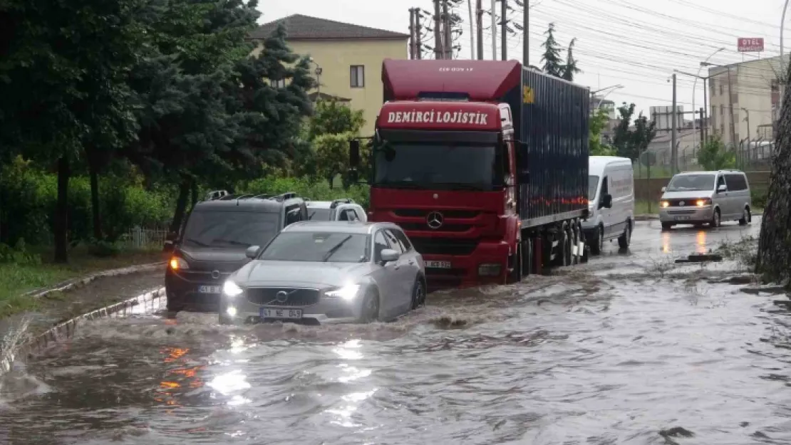 Kocaeli'de yollar göle döndü
