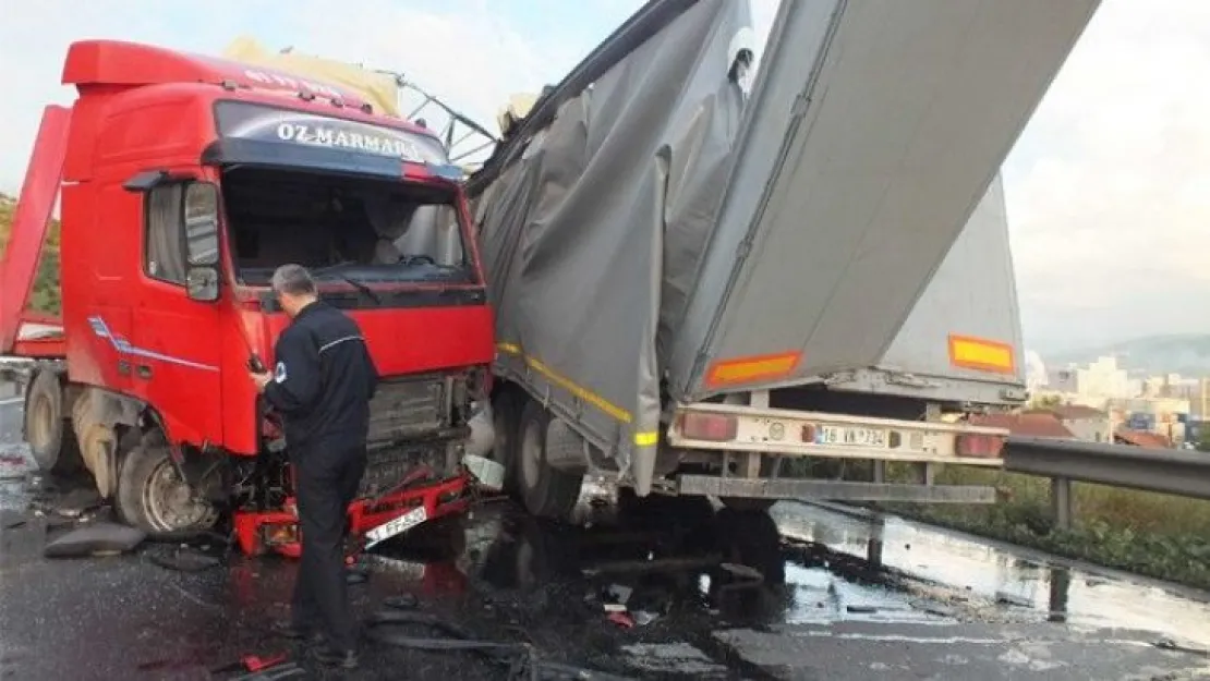 Kocaeli TEM'de iki tır çarpıştı!