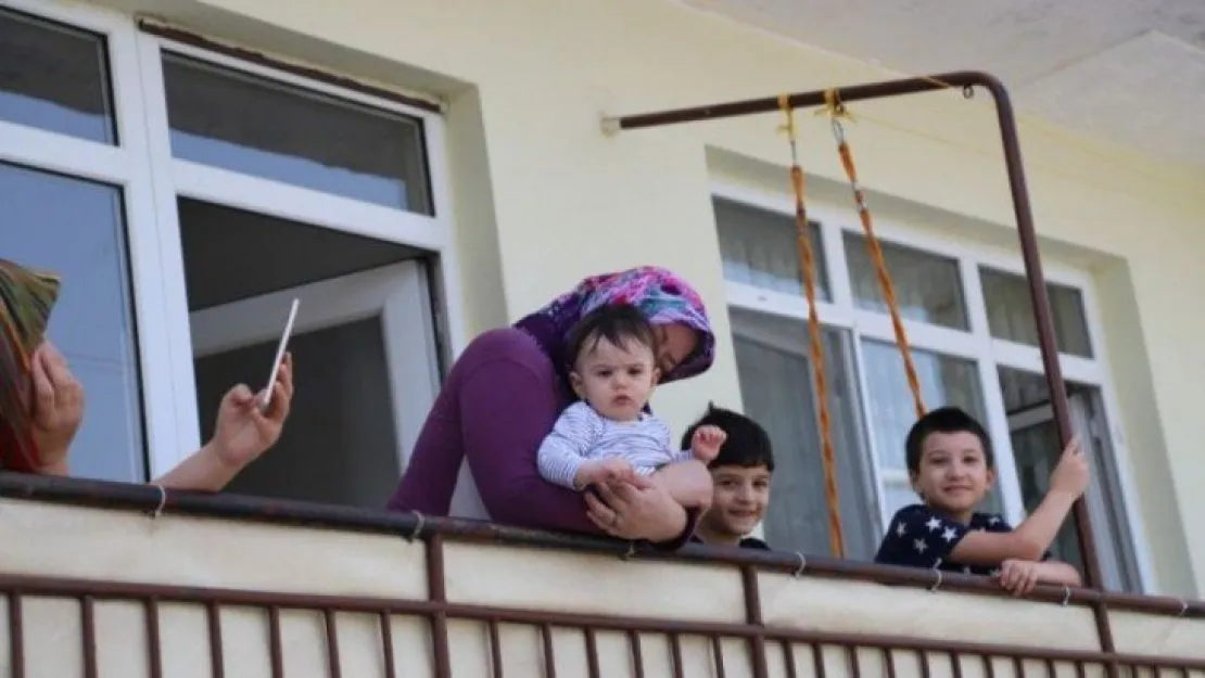 Kocaeli'de 19 Mayıs coşkusu balkonlarda yaşandı!