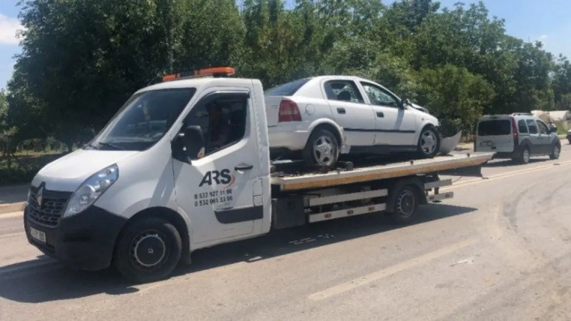 Kocaeli'de 2 otomobil kafa kafaya çarpıştı