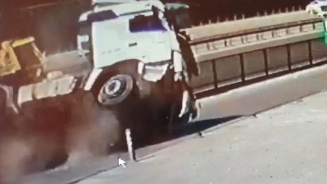 Kocaeli'de bor madeni yüklü tırın devrilme anı kamerada