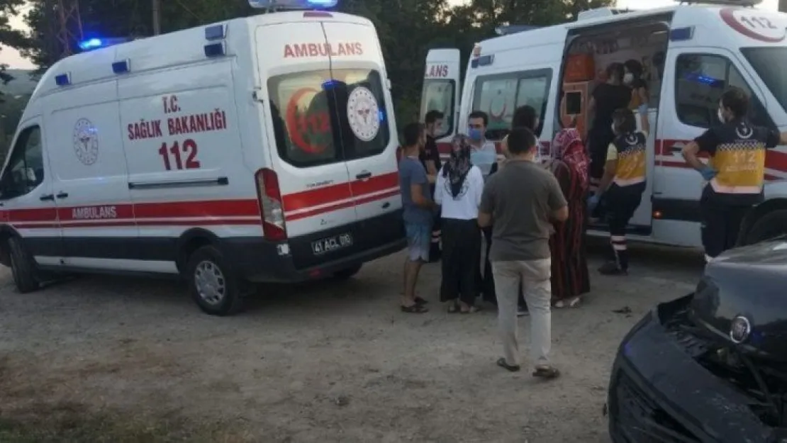 Kocaeli'de hafif ticari araç ile otomobil çarpıştı: 8 yaralı!