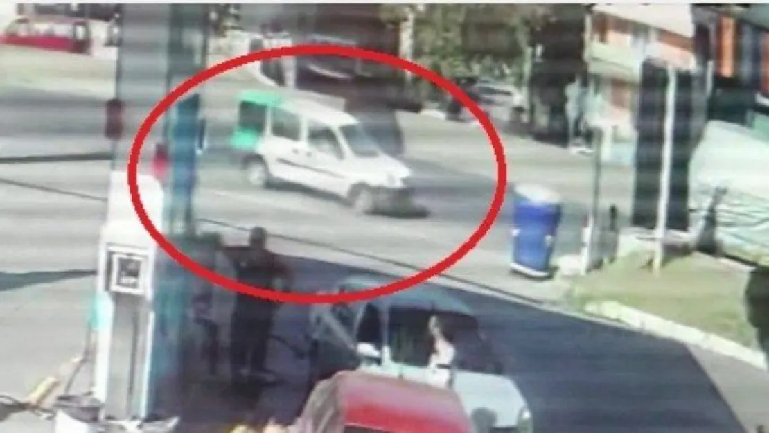 Kocaeli'de hafif ticari araç park halindeki tırın arkasına saplandı: 1 ölü