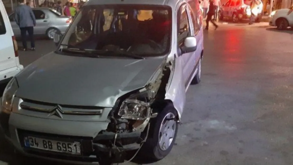 Kocaeli'de hafif ticari araçla motosiklet çarpıştı: 1 yaralı!