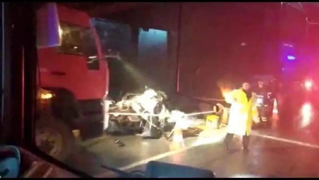 Kocaeli'de halk otobüsü ile otomobil kafa kafaya çarpıştı: 1 ölü!