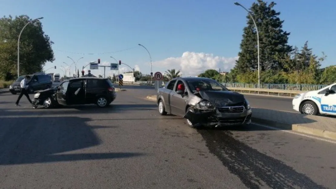 Kocaeli'de iki otomobil çarpıştı: 1 yaralı!