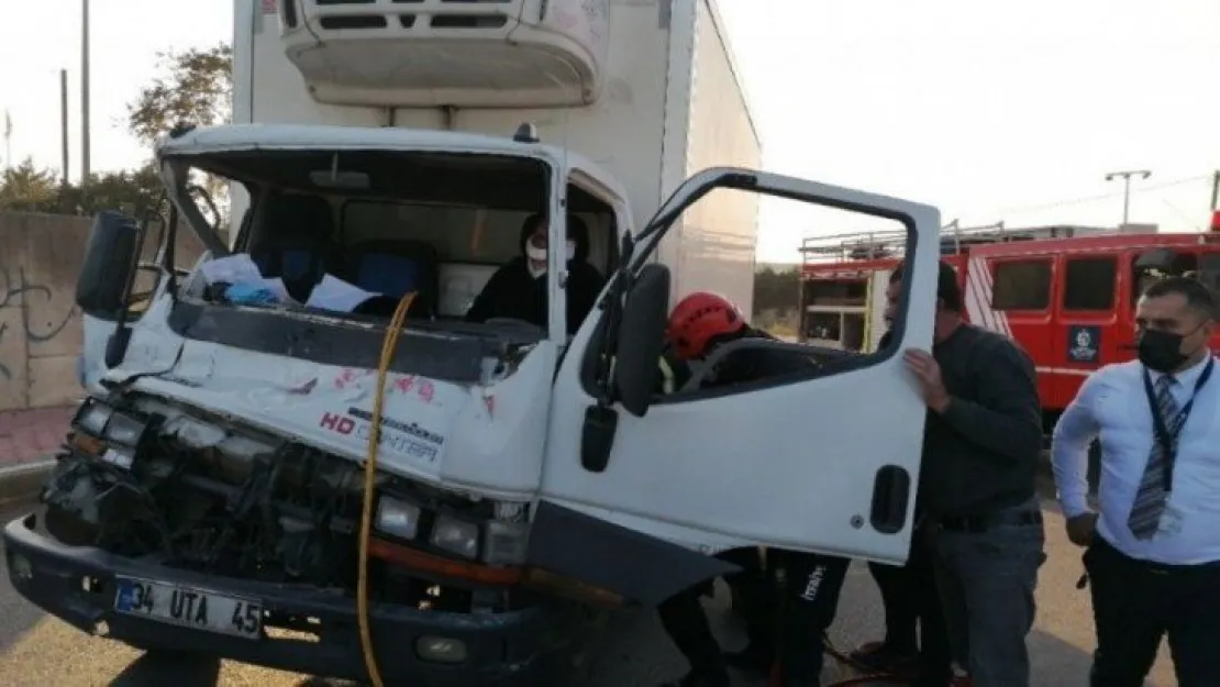 Kocaeli'de kamyon ile kamyonet çarpıştı: 1 yaralı!
