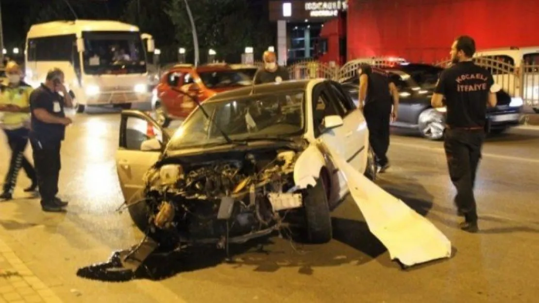 Kocaeli'de otomobil bariyerlere çarptı: 1 yaralı!