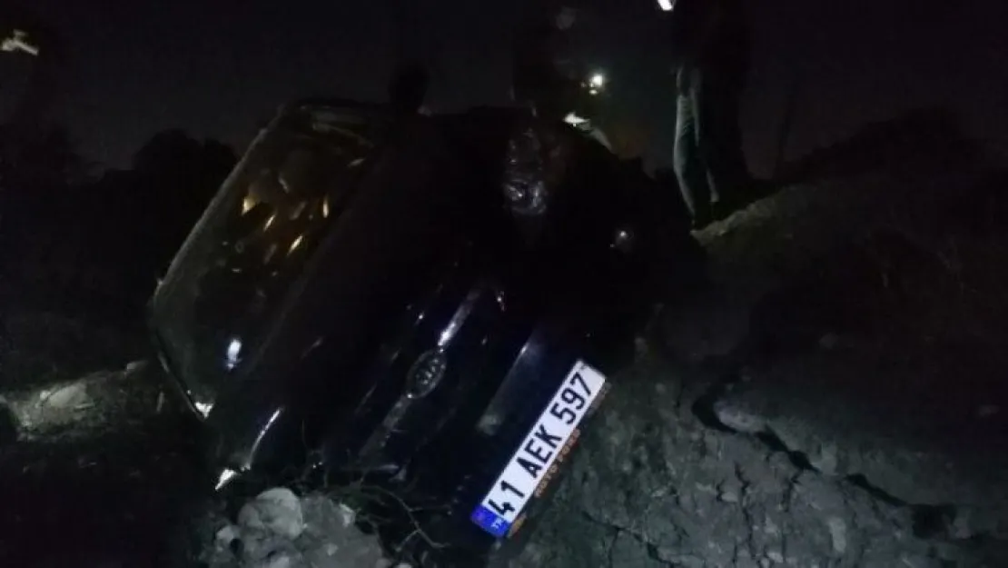 Kocaeli'de otomobil su kanalına uçtu: 2 yaralı!