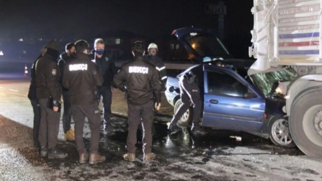 Kocaeli'de otomobil tırın altına girdi: 1 ölü!