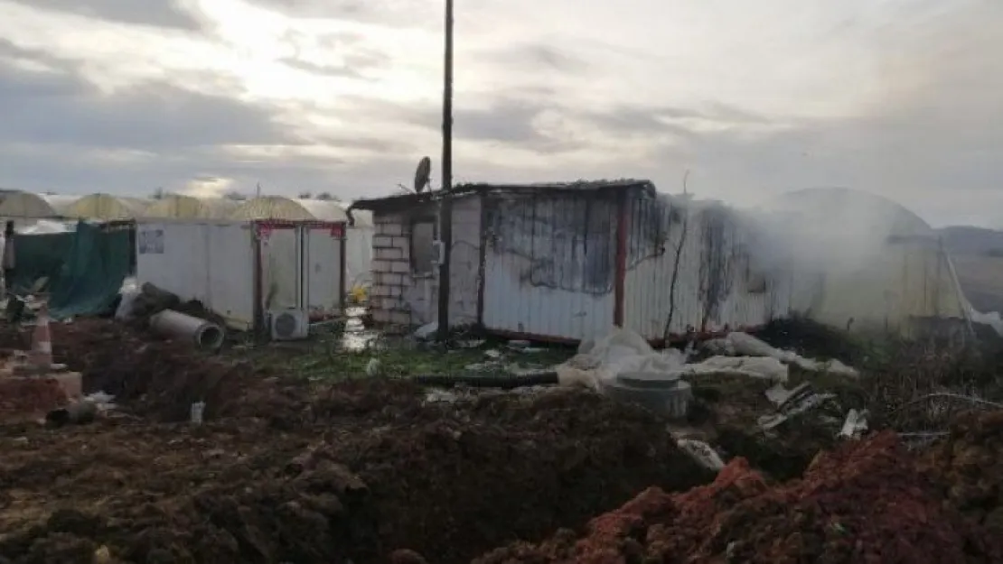 Kocaeli'de prefabrik ev alev alev yandı