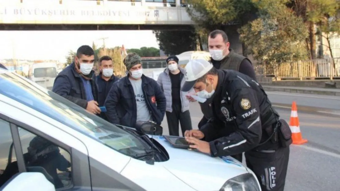 Kocaeli'de sürücüler geri geri giderek denetim noktasından kaçtı 