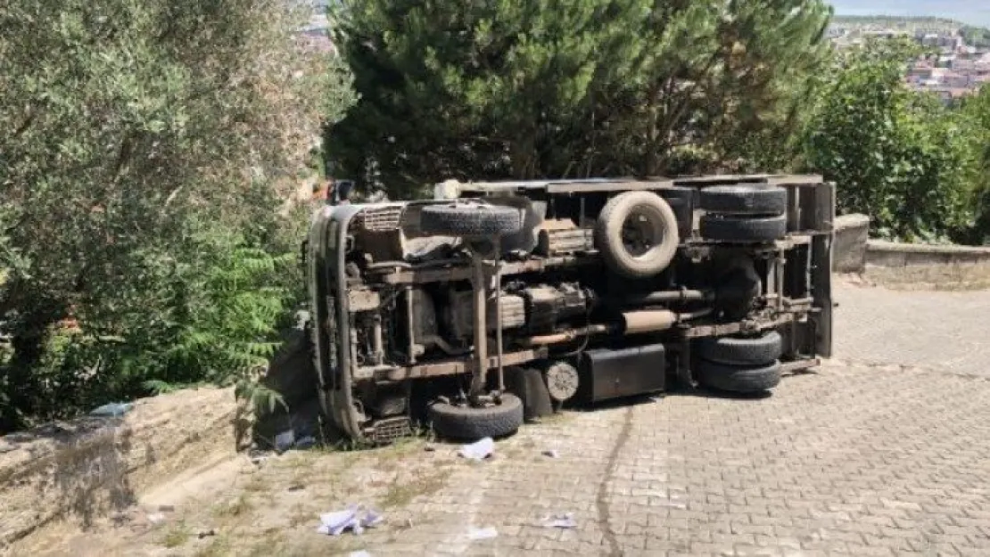 Kocaeli'de tüp yüklü kamyonet devrildi!