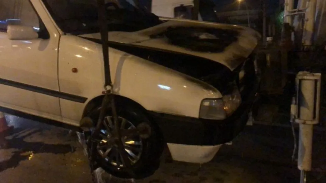 Kocaeli'de yanan otomobilden sıçrayan alevler, bir otomobili daha yaktı!