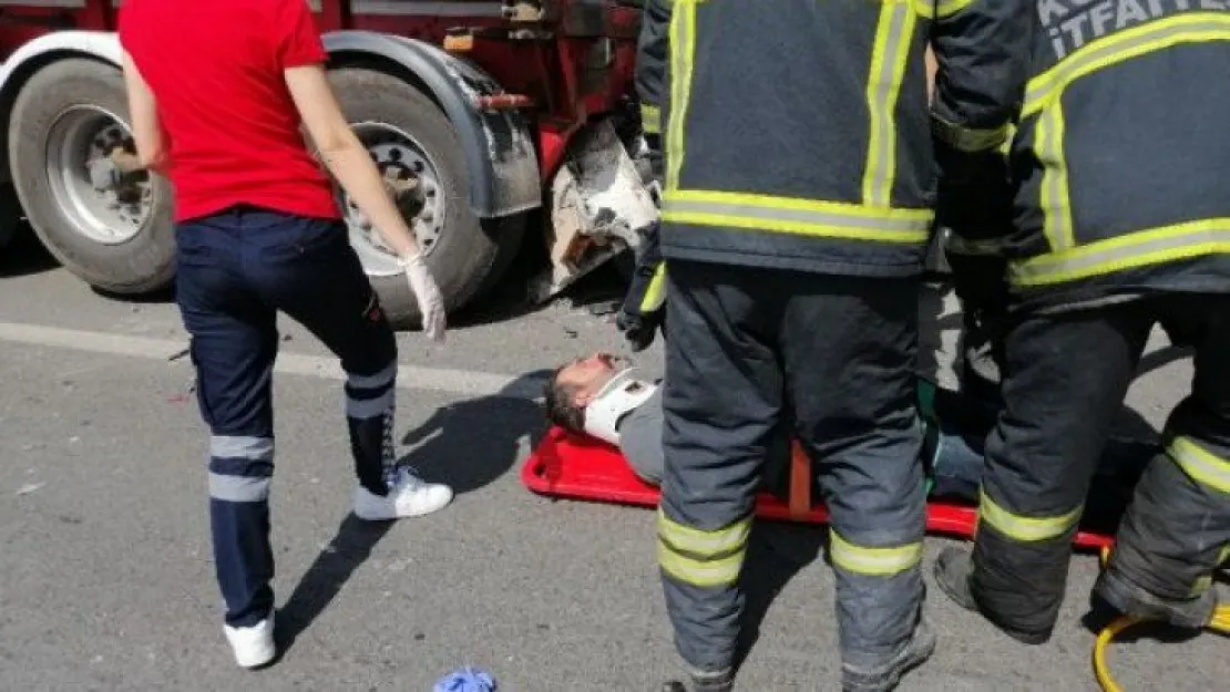 Kocaeli'deki D-100'de otomobil tıra çarptı: 1'i ağır 3 yaralı!