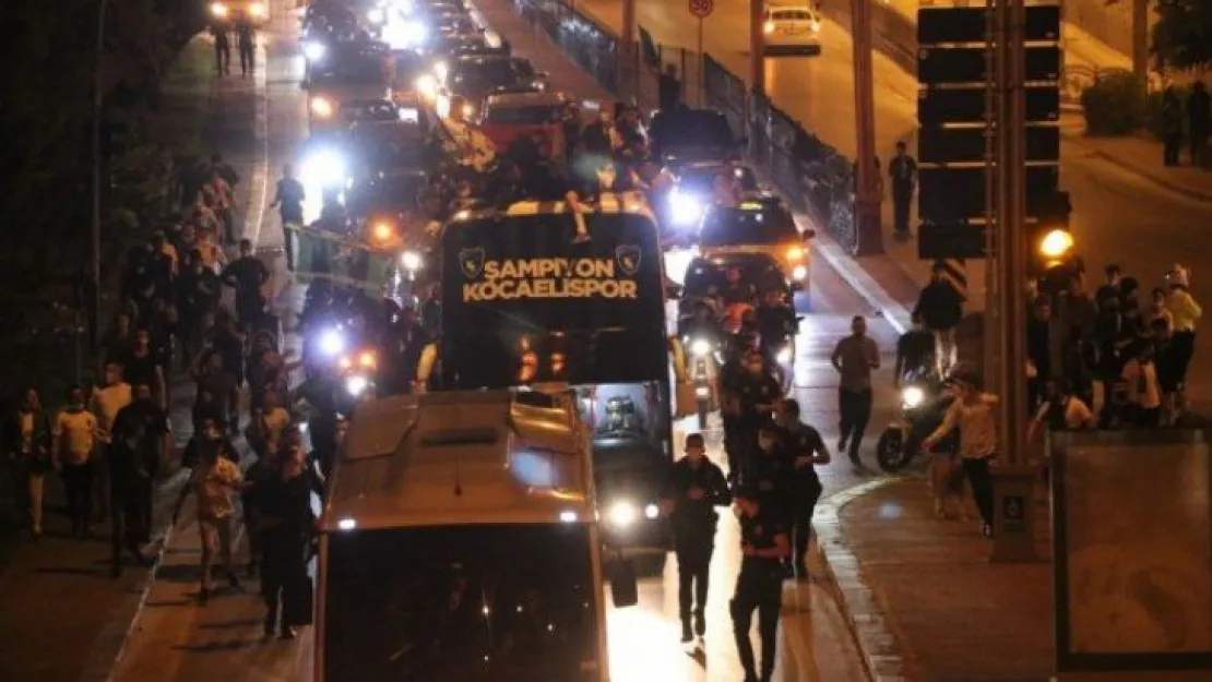 Kocaelispor şampiyonluk kupası ile şehir turu attı!