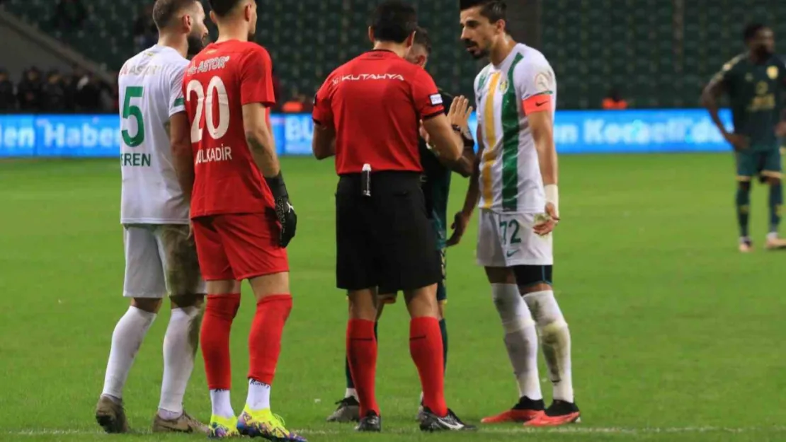 Kocaelispor - Şanlıurfaspor maçında büyük kriz yaşandı