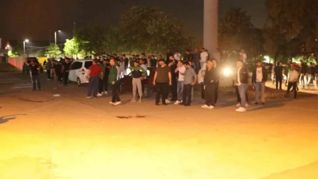 Kocaelispor taraftarı takım otobüsüne taş ve sahte dolar attı!