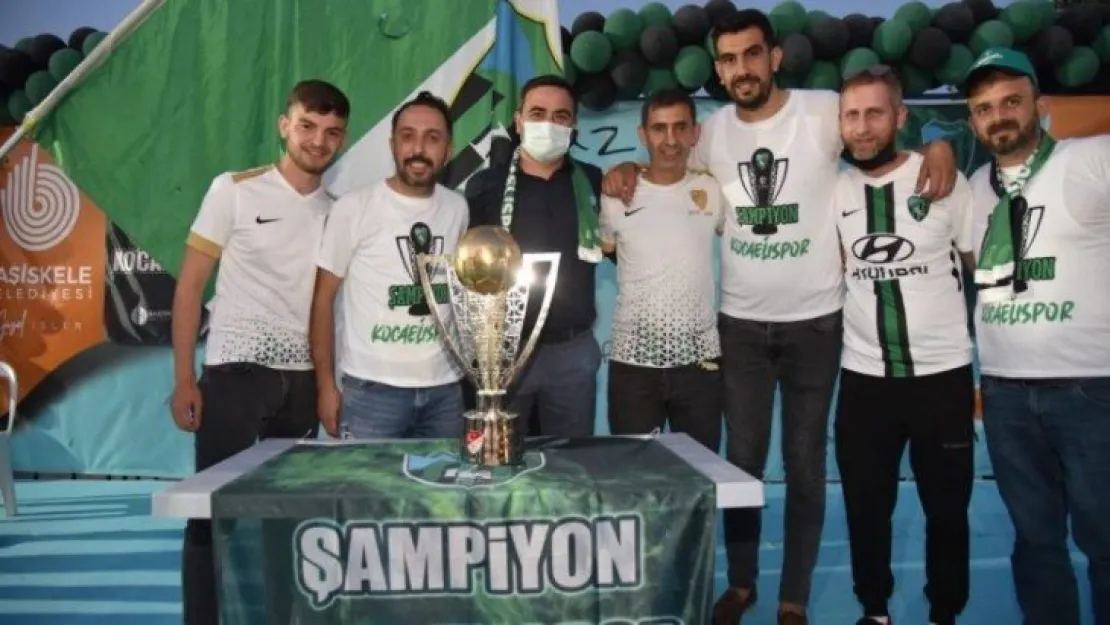 Kocaelispor'un şampiyonluk kupası Başiskele'de taraftarla buluştu