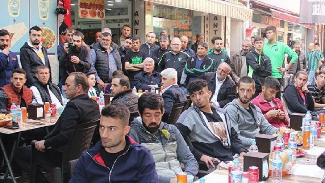 Kocaelisporlu futbolcular esnafla buluştu