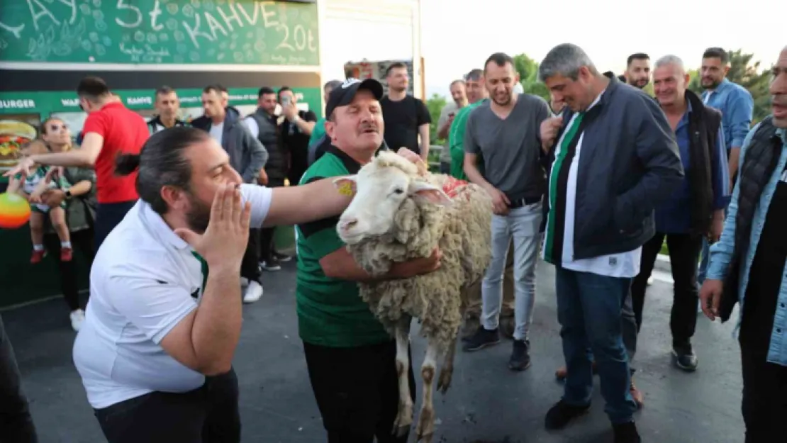 Ellerinde koyunla Başkan Engin Koyun'u istifaya çağırdılar