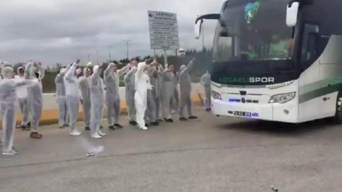 Kocaelisporlu taraftarlardan koruyucu elbise ve maskeli karşılama!