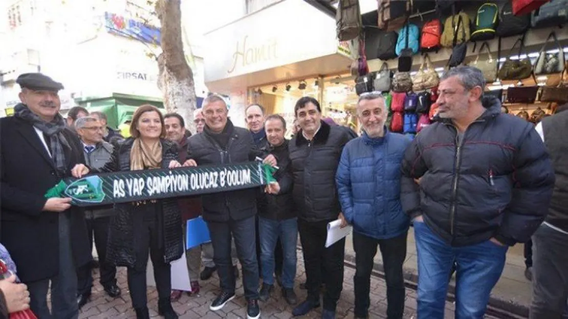 Kocaelispor'un efsane golcüsüne Başkan Hürriyet'ten anlamlı hediye!
