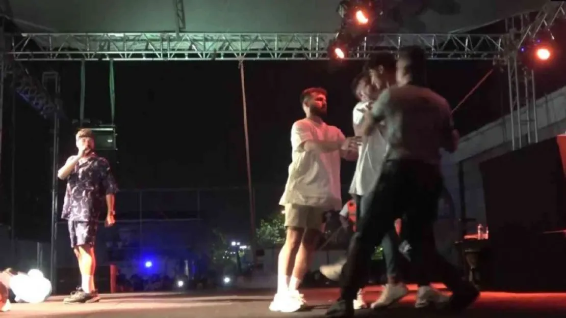 Konserde yumruklar havada uçuştu