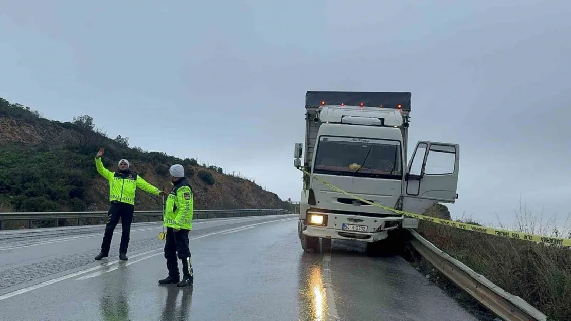 Kamyon bariyere çarptı, uçurumdan uçtuğu zanneden sürücü araçtan atladı