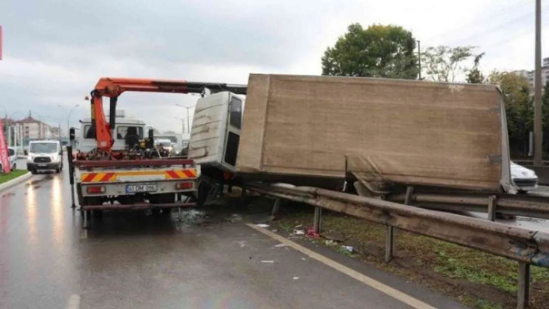 Kontrolden çıkan kamyonet bariyerlerin üzerine devrildi: 2 yaralı