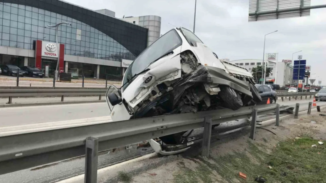 Kontrolden çıkan kamyonet bariyerlere çarptı