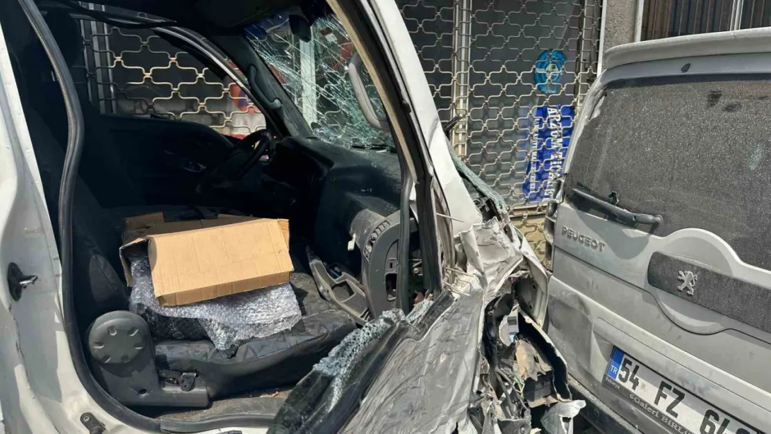 Kontrolden çıkan kamyonet önce park halindeki 5 araca sonra duvara çarptı