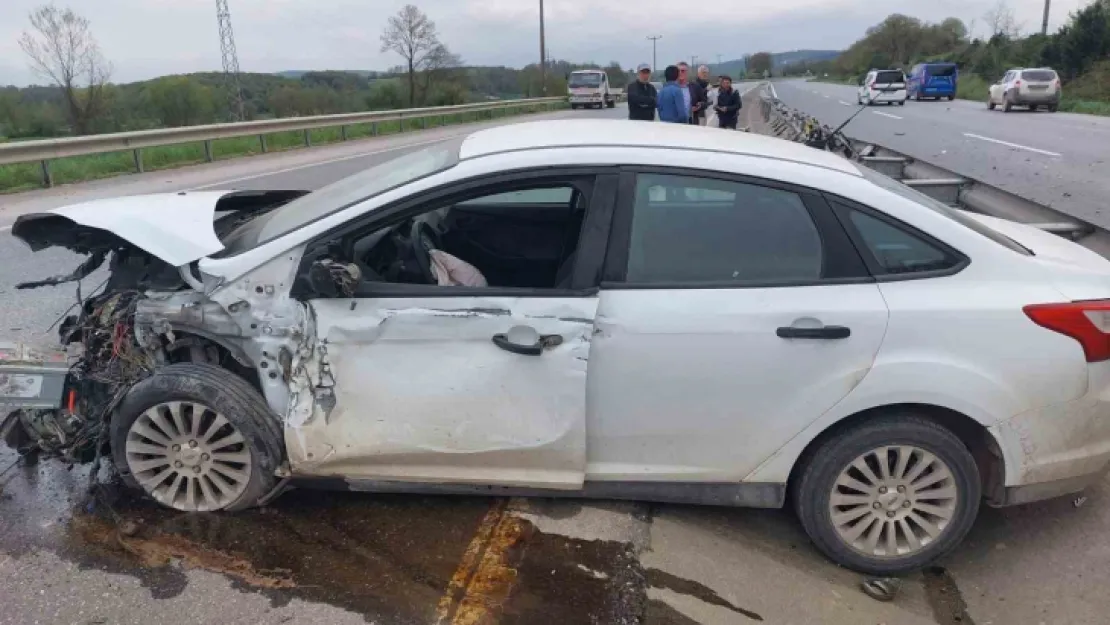 Sakarya'da kontrolden çıkan otomobil bariyerlere çarptı