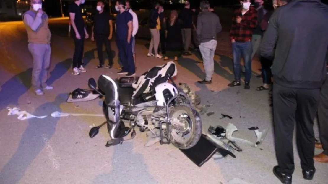 Kontrolsüz kavşakta otomobil ile motorlu kurye çarpıştı: 1 yaralı