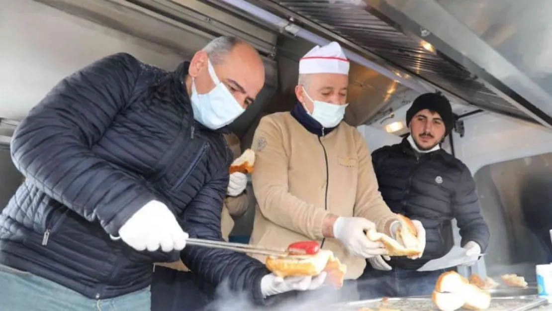 Körfez'de kar keyfi yapanlara sucuk ekmek ikram edildi