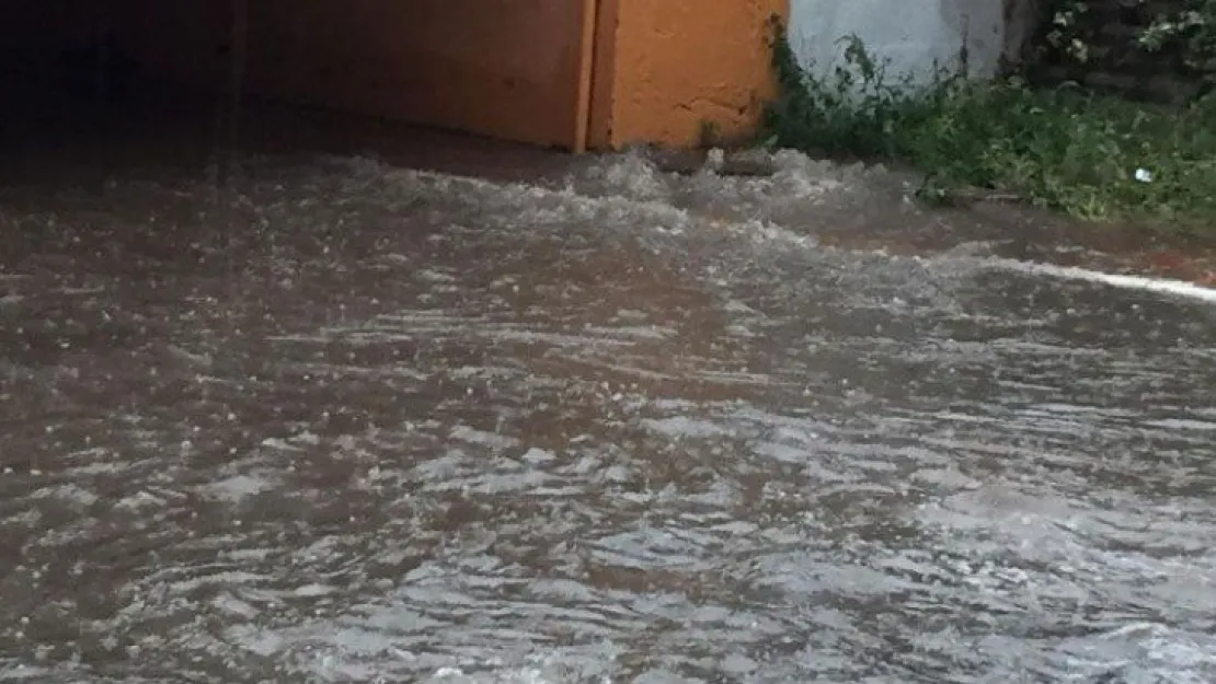 Körfez'de alt geçitleri su bastı