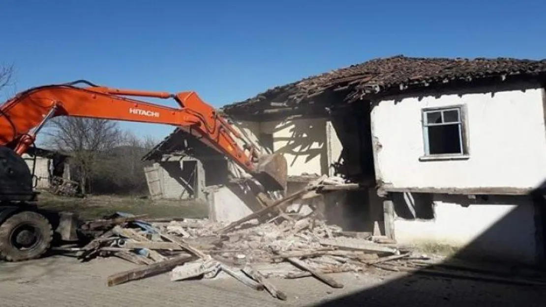 Körfez'de orta hasarlı 5 bina yıkıldı